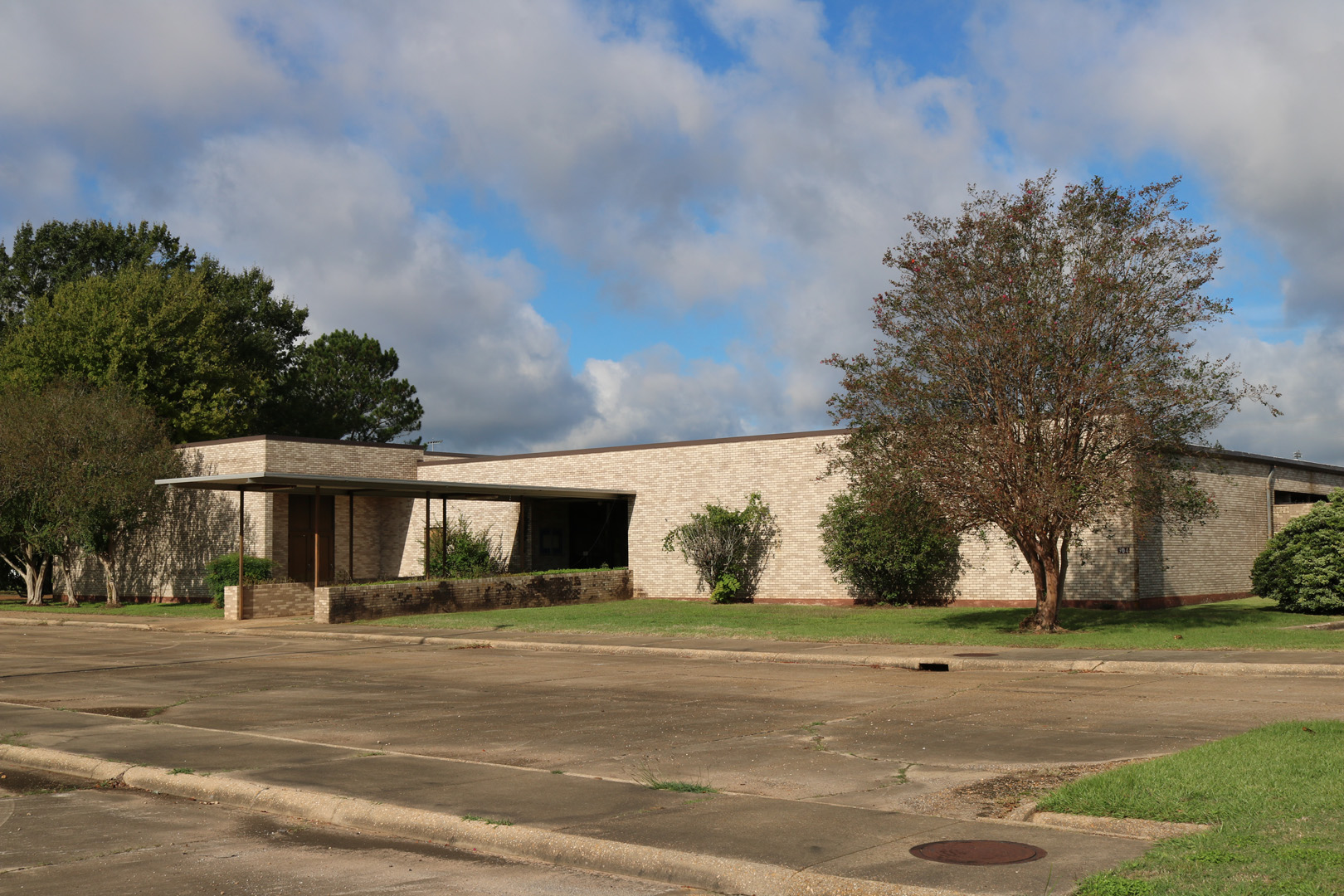 Building 904 England Airpark